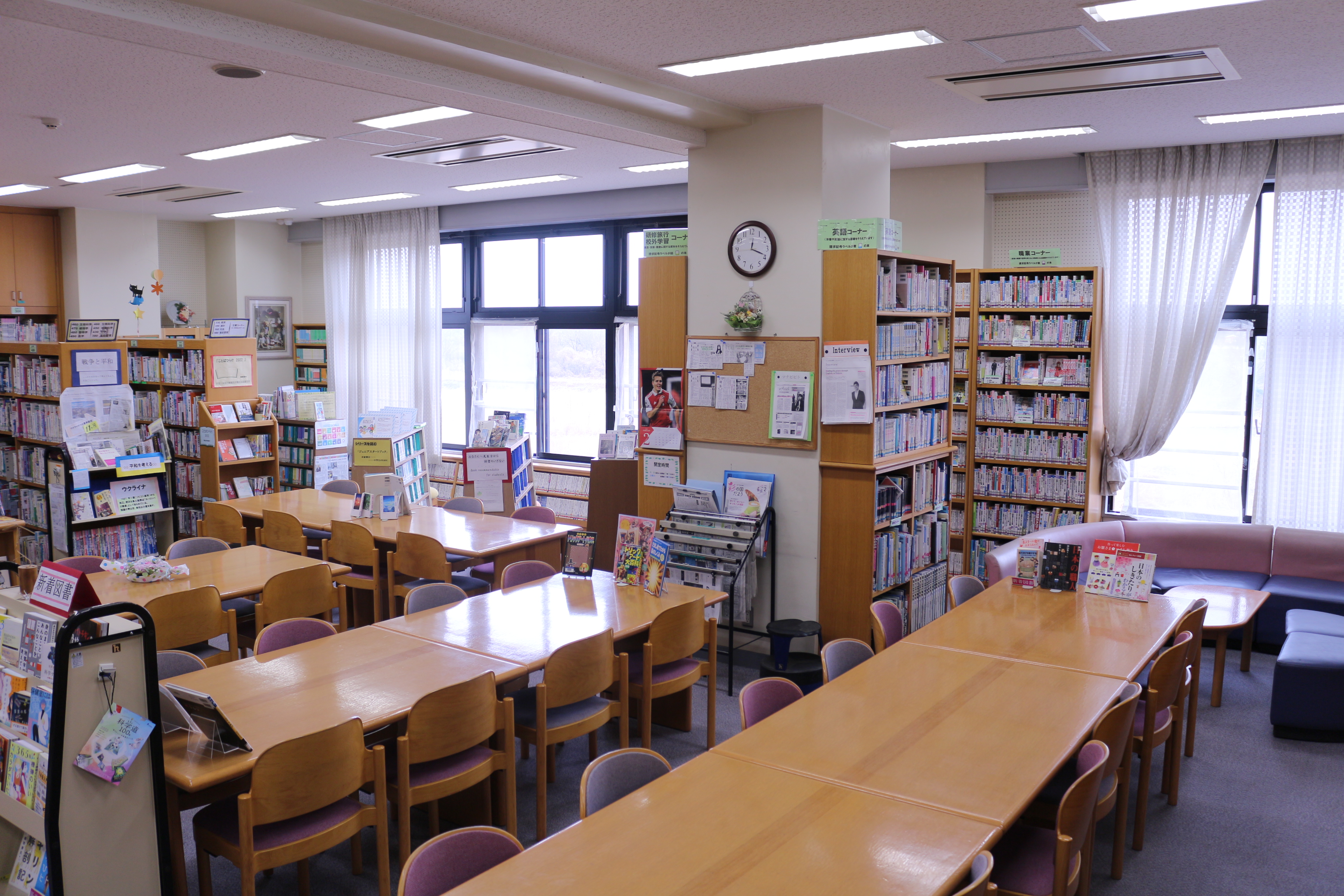 中学校図書室 （中学棟2階）